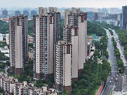 China entzieht politische Rechte: Gründer des Pleite-Immobilienriesen Evergrande muss lange in Haft