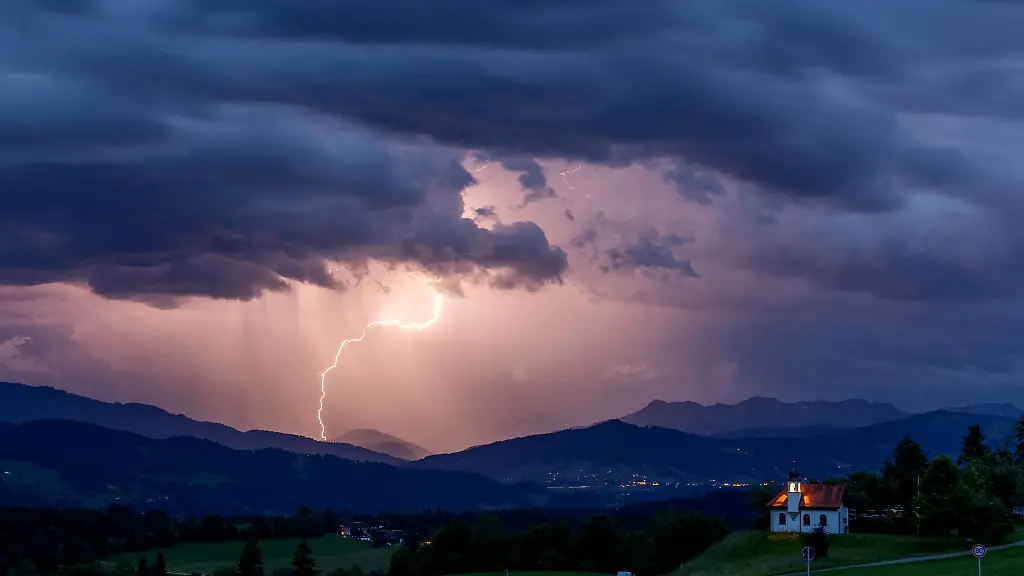 Typischerweise-blitzt-es-am-Alpenrand-besonders-oft