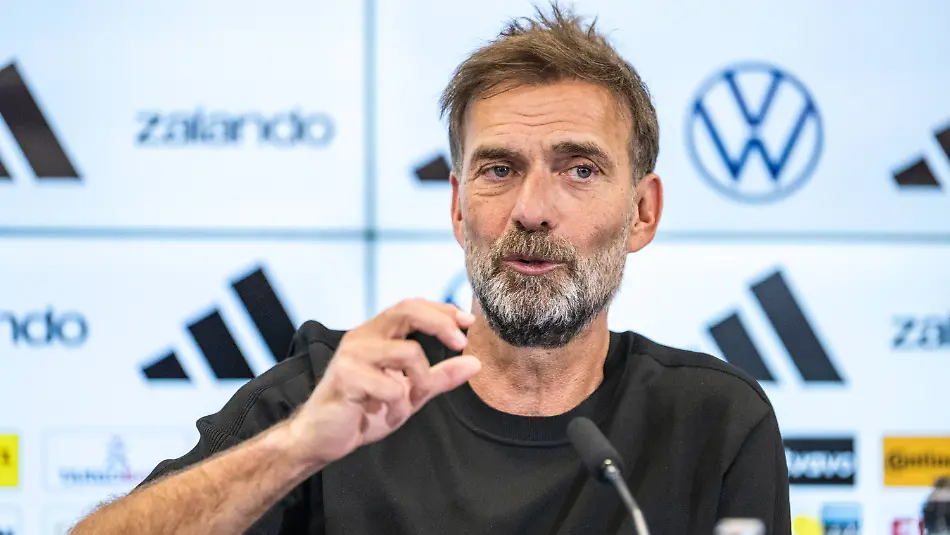 24-07-2026-xfux-Fussball-DFB-Deutsche-Fussball-Nationalmannschaft-Pressekonferenz-zur-Vorstellung-von-Juergen-Juergen-Klopp-als-Trainer-Bundestrainer-v-l