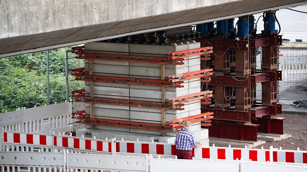 Die-Bruecke-an-der-Budapester-Strasse-in-Dresden-kann-nach-einem-erfolgreichen-Belastungstest-vorerst-weiter-genutzt-werden