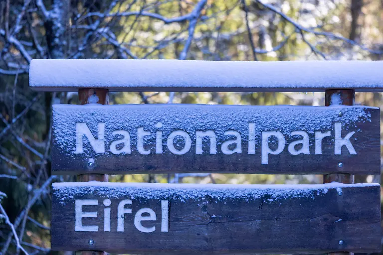 Ein-Schild-Nationalpark-Eifel-steht-in-der-Naehe-von-Vogelsang-am-Rande-des-Nationalparks