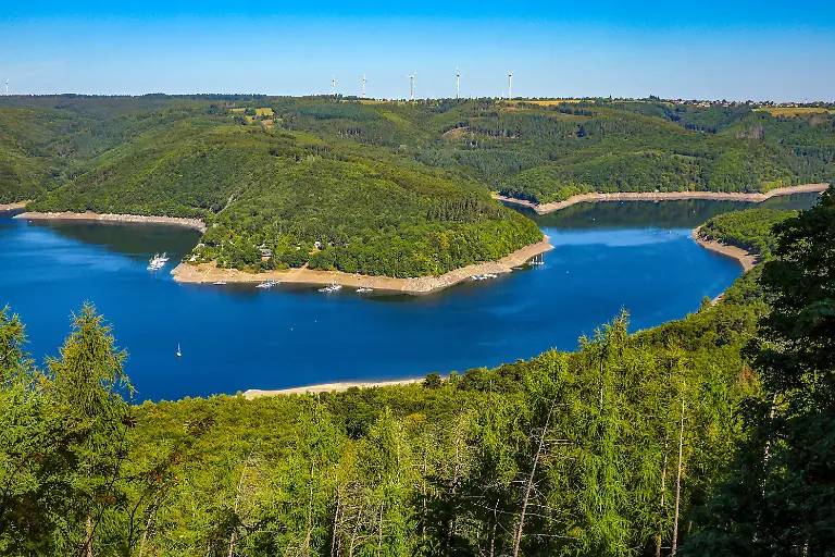 Heimbach-Nordrhein-Westfalen-Germany-Aei-Nationalpark-Eifel-Eifel-Blick-Hirschley-Aussichtspunkt-mit-Blick-auf-den-Rursee-die-Rurtalsperre-Schwammenauel-Barrierefreier-Naturerlebnisraum-Wilder-Kermeter