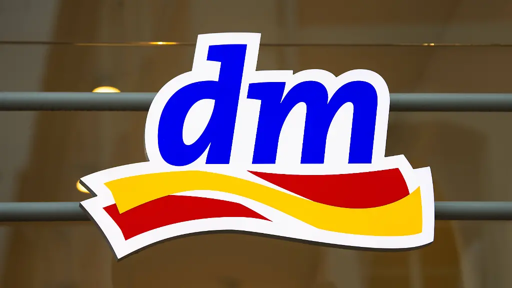 DM-Drogeriemarkt-Logo-Handelskette-fuer-Kosmetik-Gesundheitsartikel-Haushaltsprodukte-sowie-gesunde-Lebensmittel-und-Getraenke-Filiale-in-Trier-Deutschland-26-Juni-2026-DM-drogerie-market-logo-sign-store-chain-offering-cosmetics-healthcare-items-household-products-and-health-food-and-drink-company-branch-in-Trier-Germany-june-26th-2026-LicenseRM-Copyright-xZoonar