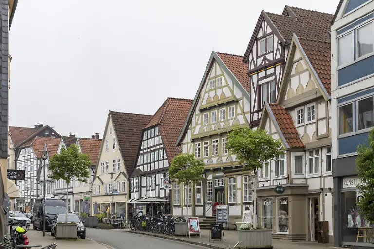 Alte-Fachwerkhaeuser-in-der-Altstadt-von-Detmold-Nordrhein-Westfalen-Deutschland