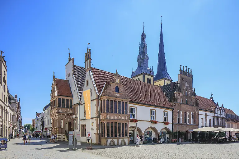 Marktplatz-mit-Rathaus-im-Stil-der-Weserrenaissance-Kirche-St