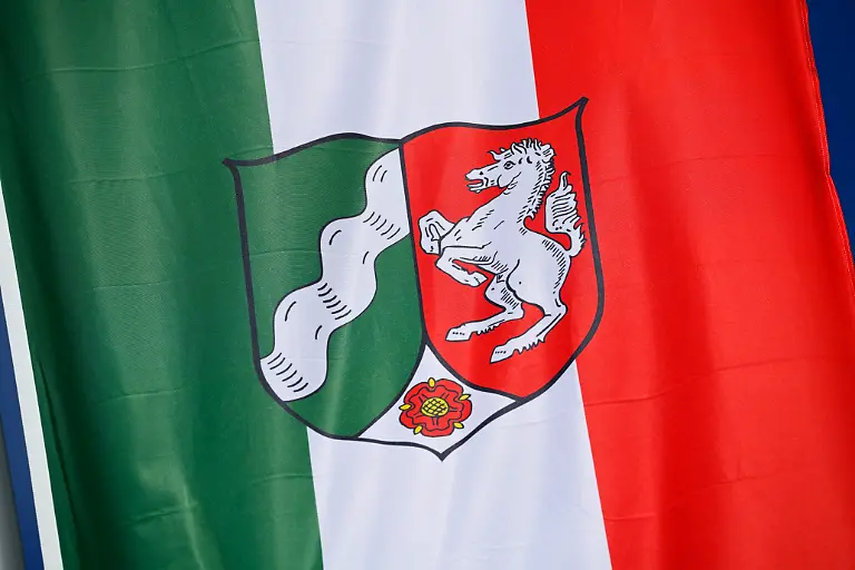 Wehende-Fahne-des-deutschen-Bundeslandes-Nordrhein-Westfalen