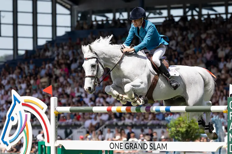 Luciana-DINIZ-BRA-auf-Vertigo-du-Desert-im-Sprung-Aktion-im-1-Umlauf-im-Springen-S6-ROLEX-Grand-Prix-Part-of-the-ROLEX-Grand-Slam-of-Show-Jumping-Der-grosse-Preis-von-Aachen-Springpruefung-mit-zwei-Umlaeufen-und-Stechen-CSI5-am-24-05-2026-Weltfest-des-Pferdesport-TSCHIO-Aachen-2026-vom-22-24-05
