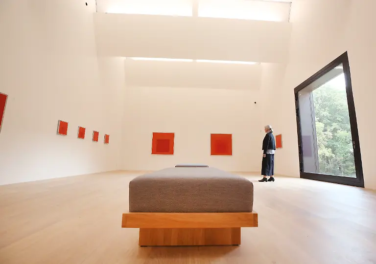 Eine-Fachbesucherin-schaut-sich-Bilder-des-Kuenstlers-Josef-Albers-im-neuen-Erweiterungsbau-des-Museums-Quadrat-an-Auf-rund-1400-Quadratmetern-wird-vom-19-10-2022-bis-zum-26-02-2023-die-umfangreiche-Arbeit-des-1888-in-Bottrop-geborenen-Kuenstlers-gewuerdigt-Zu-sehen-sind-rund-100-kuenstlerisch-herausragende-Beispiele-seiner-Serie-Huldigung-an-das-Quadrat