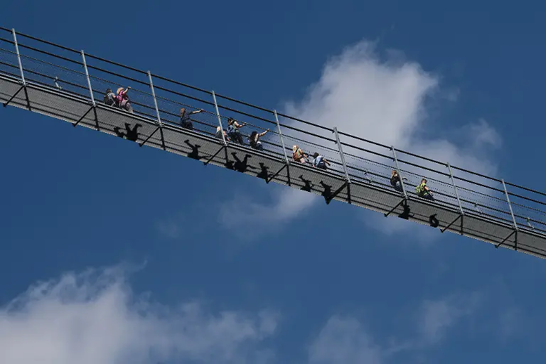 Besucher-gehen-ueber-den-Skywalk-Willingen-im-Sauerland-Der-Skywalk-Willingen-ist-mit-665-Metern-nach-eigenen-Angaben-die-laengste-Fussgaengerhaengebruecke-Deutschlands