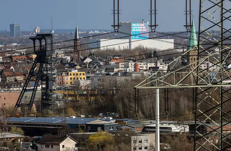 Gelsenkirchen-Nordrhein-Westfalen-Deutschland-Stadtuebersicht-Gelsenkirchen-mit-Foerdergeruest-Zeche-Holland-hinten-ThyssenKrupp-Steel-Bochum-mit-Wasserstoff-Werbeplakat