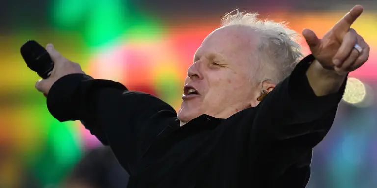 Saenger-Herbert-Groenemeyer-steht-beim-Auftakt-der-Tournee-40-Jahre-4630-Bochum-live-2024-im-Rudolf-Harbig-Stadion-auf-der-Buehne