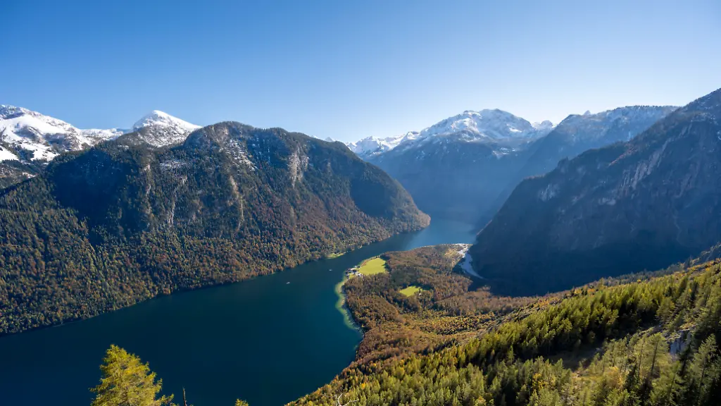 Ausblick-auf-den-Koenigssee-vom-Bergwanderweg-Rinnkendlsteig-herbstlicher-Wald-und-schneebedeckte-Berge-Nationalpark-Berchtesgaden-Berchtesgadener-Land-Oberbayern-Bayern-Deutschland-Europa