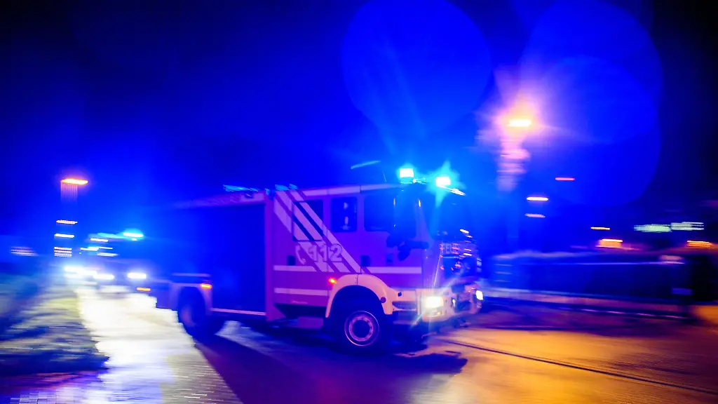 Nach-dem-Unwetter-muessen-Einsatzkraefte-im-Burgenlandkreis-unter-anderem-umgestuerzte-Baeume-beseitigen