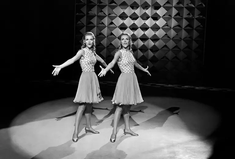 Alice-und-Ellen-Kessler-die-Kessler-Zwillinge-im-Juli-1969-in-Berlin-in-der-Fernsehshow-Peter-Alexander-praesentiert-Spezialitaeten