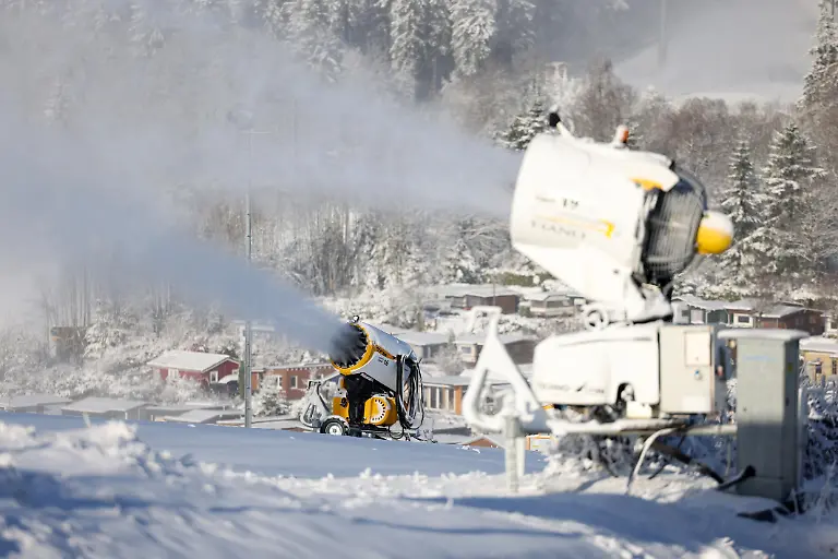 Eisige-Temperaturen-und-Traumwetter-in-Winterberg-Die-Ski-Saison-beginnt-bald-Die-die-Skipisten-wie-hier-im-Skigebiet-Kappe-werden-beschneit-Schnee-aus-zwei-Schneekanonen-Skipisten-im-Sauerland-Hochsauerland-am-21-11-2025-in-Winterberg-Deutschland