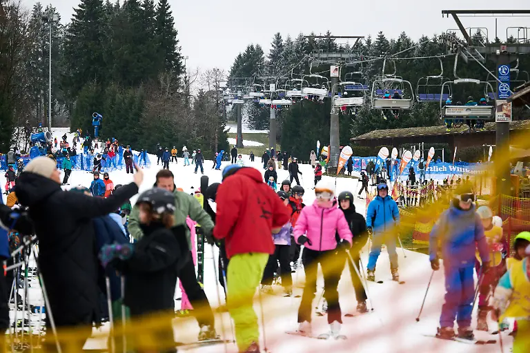 Andrang-herrscht-bereits-an-der-Sesselbahn-Rauher-Busch-Die-Wintersport-und-Urlaubsregion-Sauerland-erwartet-in-den-Weihnachtsferien-viele-Besucher-Vor-allem-das-angekuendigte-winterliche-Wetter-duerfte-viele-Ausfluegler-und-Touristen-in-die-Mittelgebirge-und-auf-die-Pisten-locken
