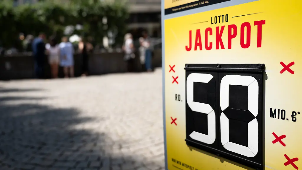 Ein-Plakat-vor-einem-Kiosk-weist-auf-den-Lotto-Jackpot-von-50-Millionen-Euro-hin-Bei-der-Lotto-Ziehung-am-Samstag-geht-es-erneut-um-50-Millionen-Euro-im-Jackpot-Sollte-der-Jackpot-geknackt-werden-stehen-bei-der-darauffolgenden-Ziehung-dank-des-Ueberlaufs-erneut-50-Millionen-Euro-zur-Verfuegung