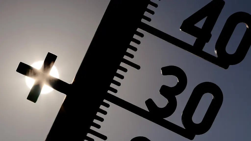 Vor-einem-wolkenlosen-blauen-Himmel-leuchtet-die-Sonne-hinter-dem-Pluszeichen-eines-Aussenthermometers-das-man-auch-als-Kreuz-deuten-kann-welches-am-14-08-2026-in-Lotte-Wersen-Nordrhein-Westfalen-Deutschland-ueber-36-Grad-Lufttemperatur-anzeigt-Nach-Angaben-des-Deutschen-Wetterdienstes-DWD-und-des-Robert-Koch-Instituts-fuehrten-langanhaltende-Extremtemperaturen-und-neue-Allzeitrekorde-im-Sommer-2026-zu-einer-aussergewoehnlich-hohen-hitzebedingten-Belastung-in-ganz-Deutschland