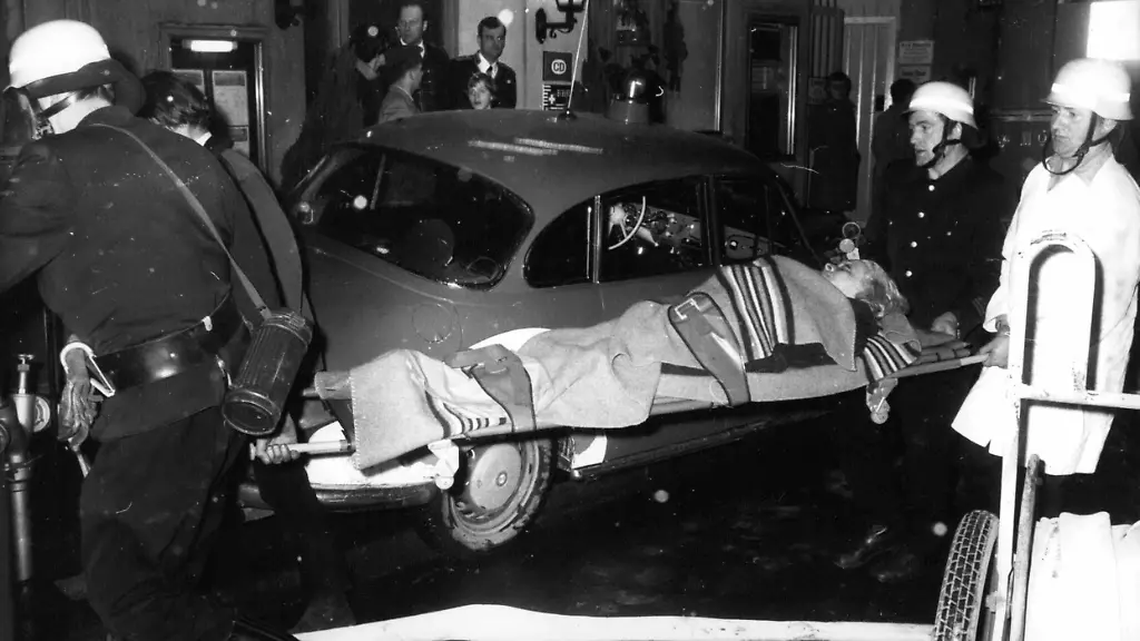 02-02-1970-Brandkatastrophe-in-Muenchen-Am-Abend-des-13-Februar-1970-ereignete-sich-in-einem-juedischen-Altersheim-in-Muenchen-eine-schwere-Brandkatastrophe-Angeblich-handelte-es-sich-um-Brandstiftung-die-an-drei-Stellen-Feuer-legte-Bei-der-Katastrophe-kamen-sieben-Menschen-ums-Leben-etwa-15-wurden-verletzt-In-dem-Altersheim-neben-einer-juedischen-Synagoge-lebten-etwa-50-Personen-Einsatz-Einer-der-Verletzten-wird-von-der-Feuerwehr-auf-einer-Trage-abtransportiert-14-02