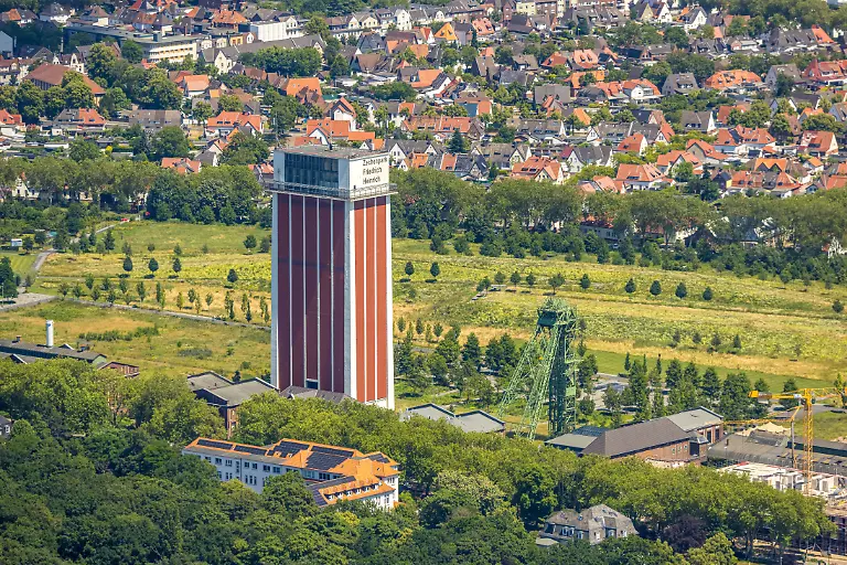 Luftbild-Zechenturm-Grosser-Fritz-und-Foerderturm-im-Zechenpark-Zeche-Friedrich-Heinrich-Wohnsiedlung-Lintfort-Kamp-Lintfort-Niederrhein-Ruhrgebiet-Nordrhein-Westfalen-Deutschland-ACHTUNGxMINDESTHONORARx60xEURO-Aerial-view-of-the-Grosser-Fritz-mine-tower-and-the-winding-tower-in-the-Friedrich-Heinrich-Mine-Park-residential-area-Lintfort-Kamp-Lintfort-Lower-Rhine-Ruhr-region-North-Rhine-Westphalia-Germany-ATTENTION-MINIMUM-FEE-60-EUR