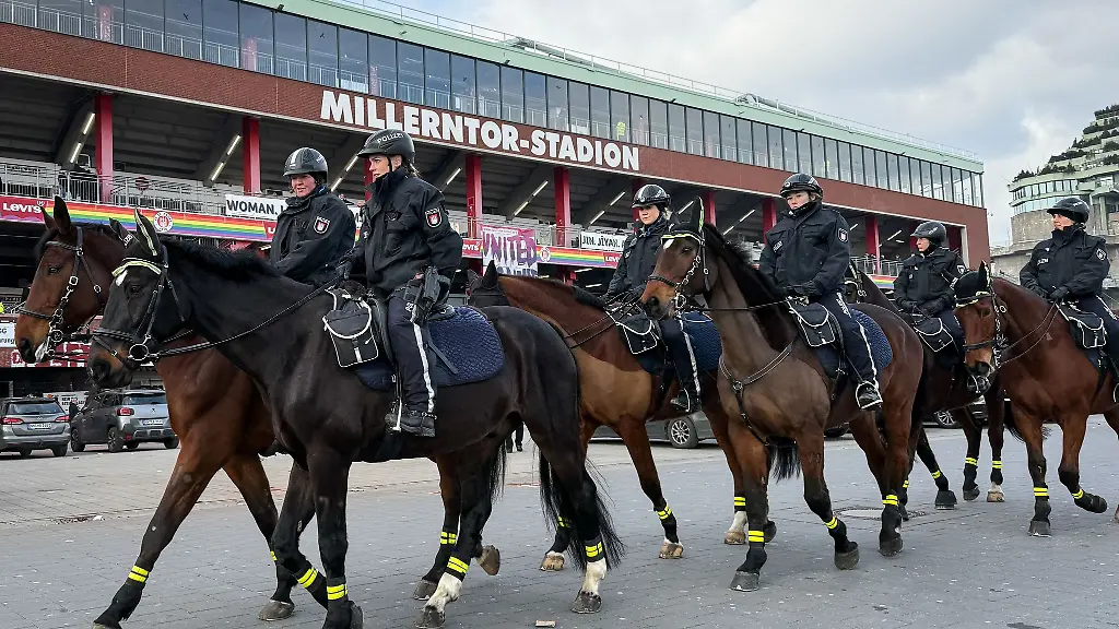 Die-Reiterstaffel-der-Hamburger-Polizei-unterstuetzt-auch-die-Einsatzkraefte-bei-Fussballspielen
