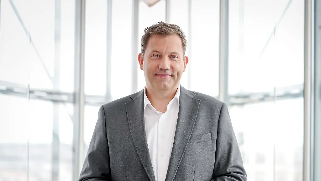 Lars-Klingbeil-SPD-Bundesminister-der-Finanzen-Vizekanzler-und-SPD-Bundesvorsitzender-steht-beim-Sommerinterview-bei-Sat-1-newstime-im-Studio