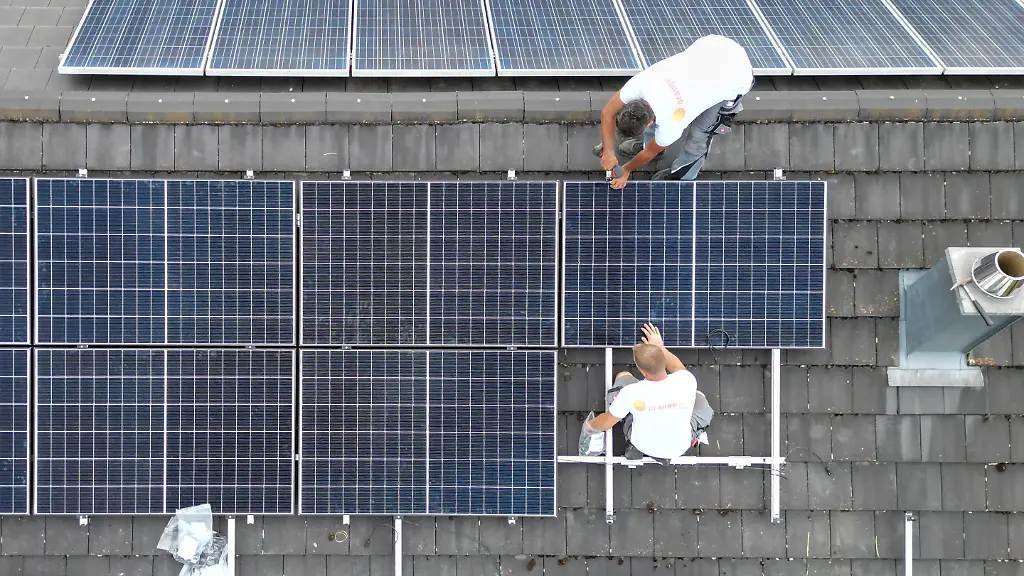 Auf-einem-Dach-eines-Privathauses-wird-eine-PV-Anlage-zur-Stromerzeugung-installiert-Aufnahme-mit-einer-Drohne
