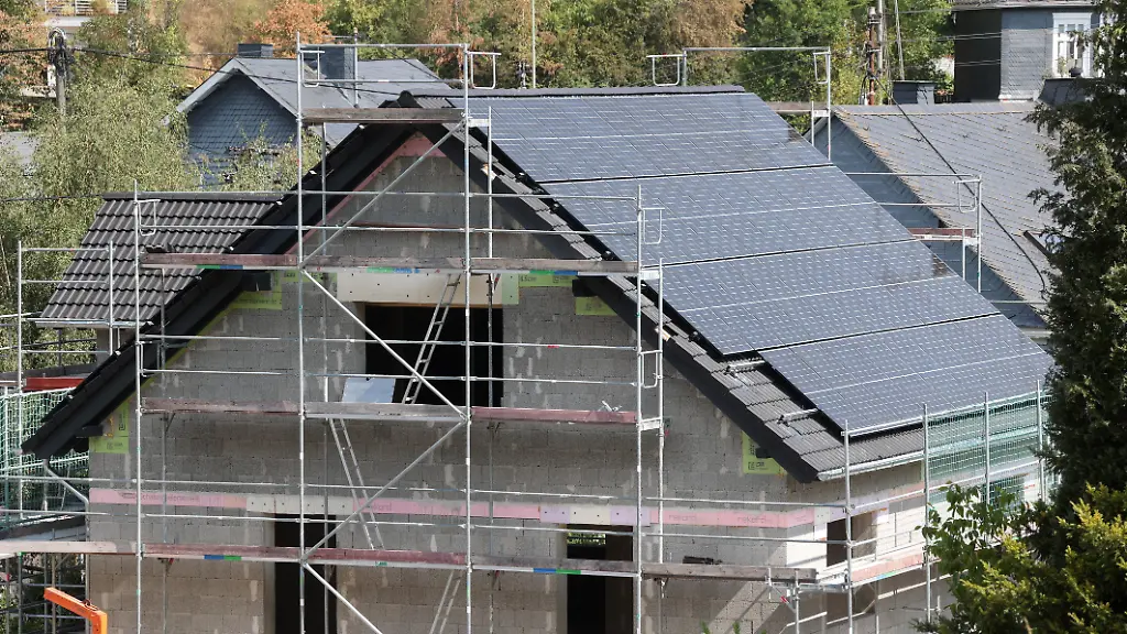 Wohnungsbau-Hausbau-im-Siegerland-Ein-Neubau-entsteht-in-einem-Stadtteil-von-Siegen-Auf-dem-Hausdach-wurden-Photovoltaik-Solarkollektoren-installiert-Wohnen-im-Siegerland-am-16-08-2026-in-Siegen-Deutschland