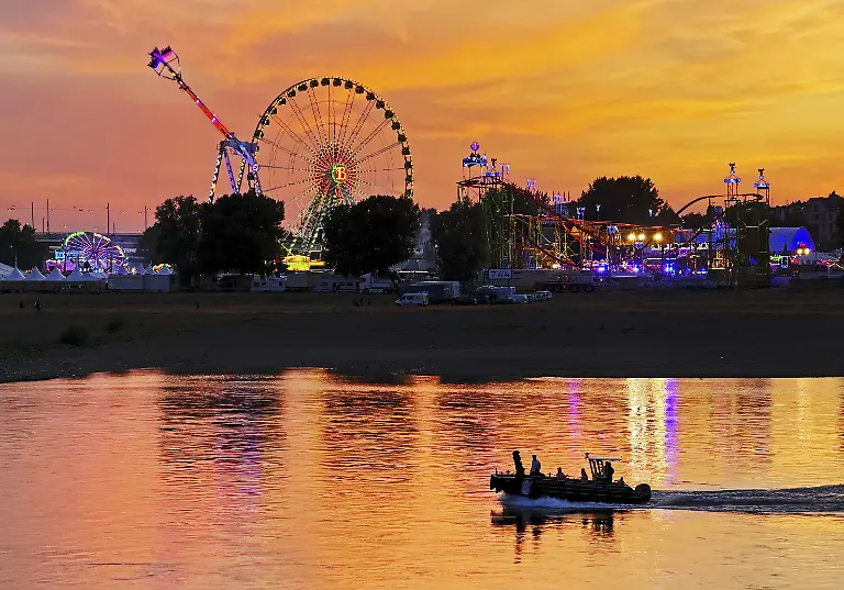Rheinkirmes-groesste-Kirmes-am-Rhein-im-farbintensiven-Abendrot-mit-dem-Blick-ueber-den-Fluss-Duesseldorf-Nordrhein-Westfalen-Deutschland