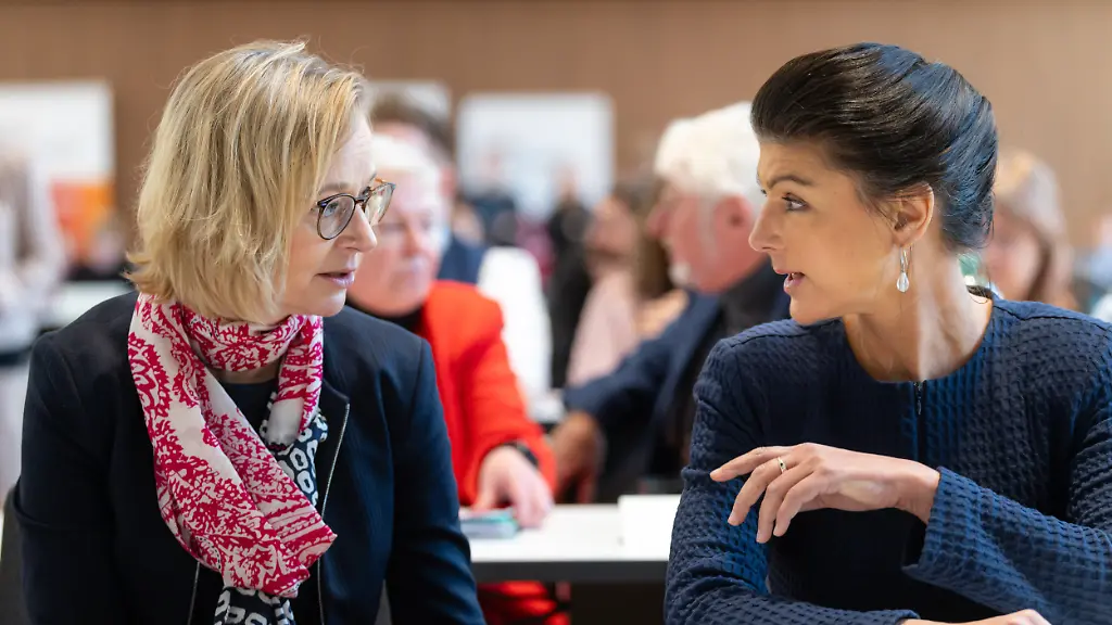 Katja-Wolf-l-BSW-Landesvorsitzende-und-Sahra-Wagenknecht-Parteigruenderin-sprechen-bei-einem-BSW-Landesparteitag-in-Thueringen-Archivbild-zu-dpa-Thueringer-BSW-Vorstandswahl-als-Machtkampf-dpa-Bildfunk