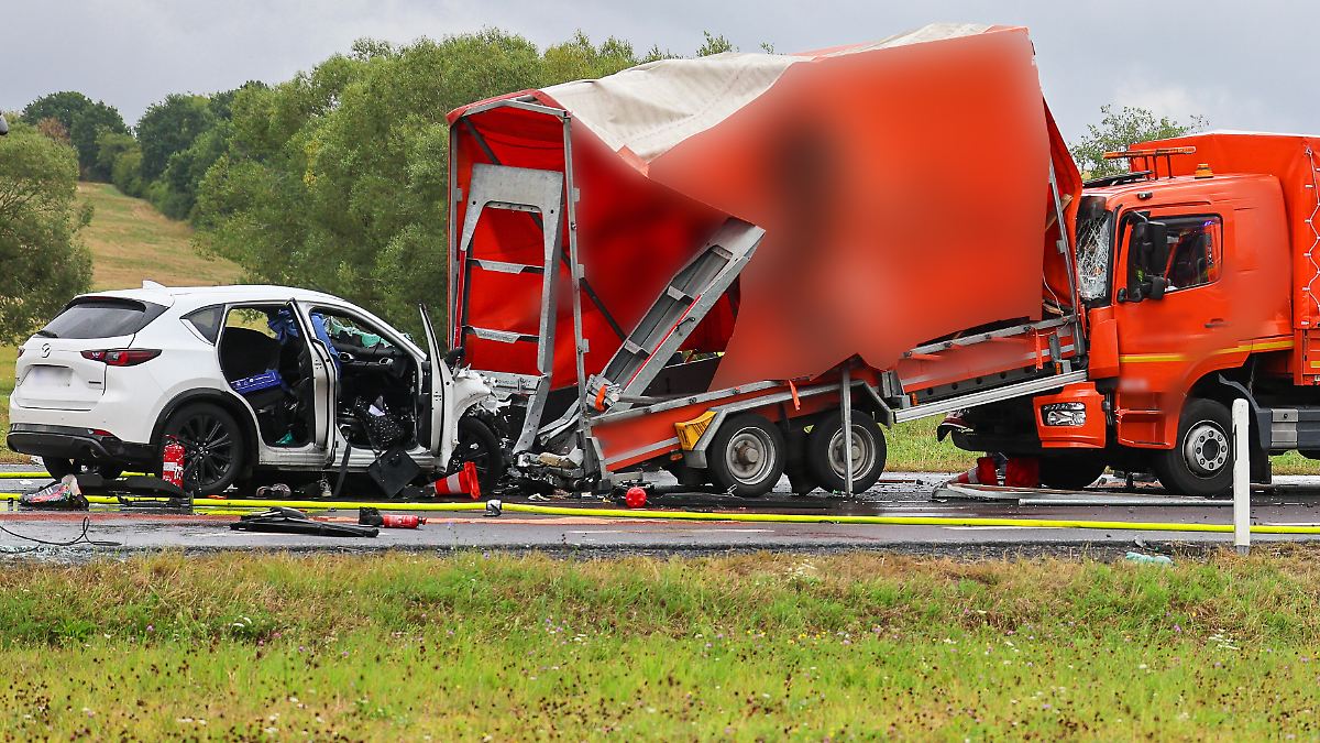 Zwei junge Menschen sterben: Überfülltes Auto mit Jugendlichen kollidiert bei Nidda mit Lkw