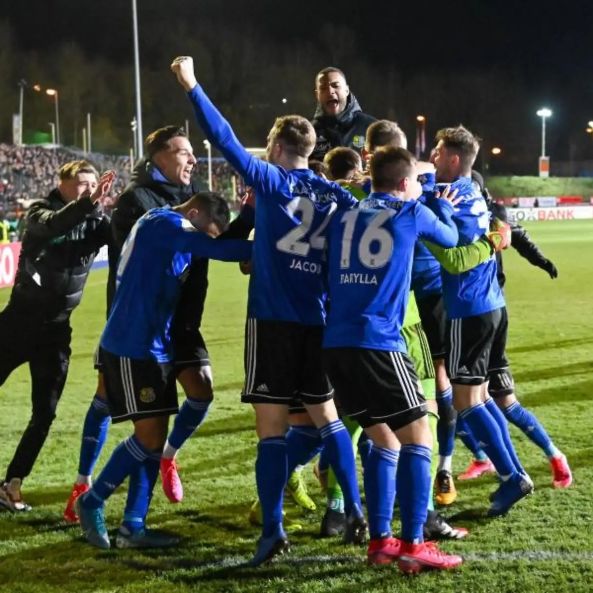 Saarbrueckens-Spieler-feiern-das-gewonnene-Elfmeterschiessen