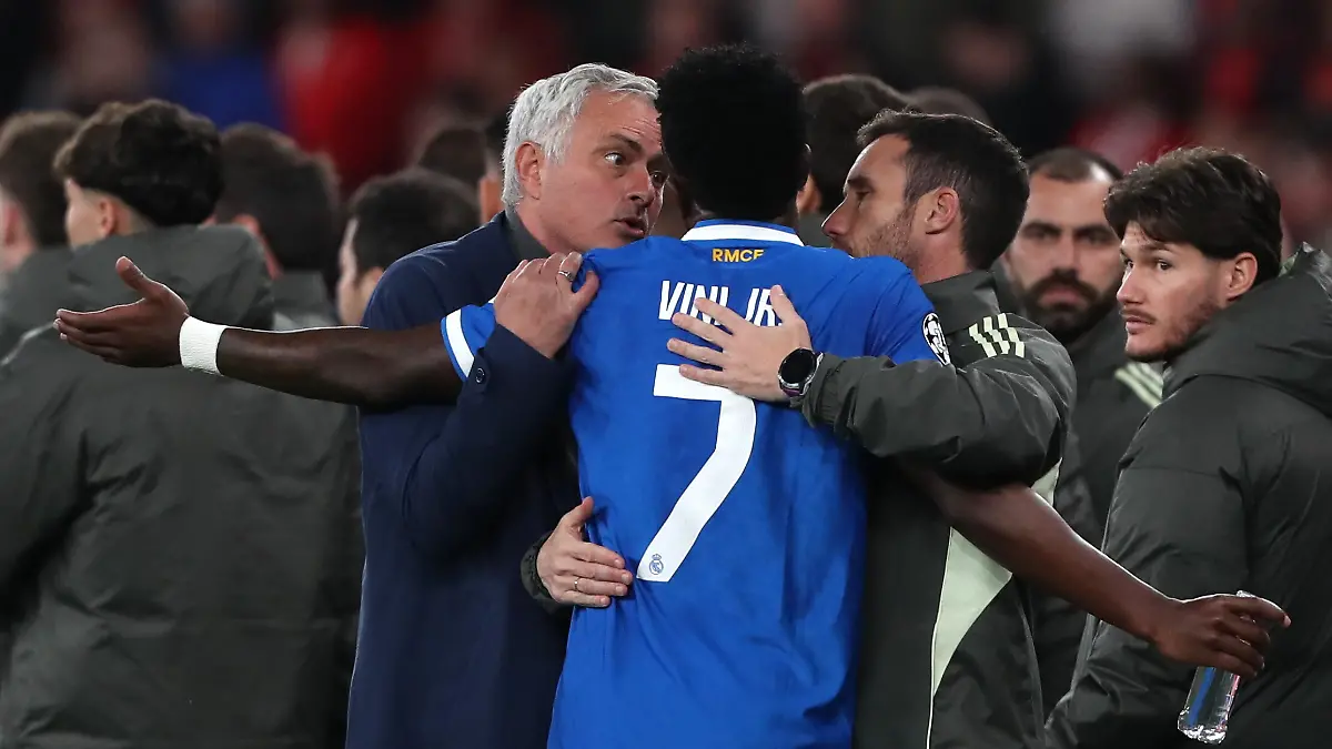 Real-Madrid-s-Vinicius-Junior-argues-with-Benfica-s-head-coach-Jose-Mourinho-after-scoring-the-opening-goal-during-a-Champions-League-playoff-soccer-match-between-SL-Benfica-and-Real-Madrid-in-Lisbon-Portugal-Tuesday-Feb-17-2026