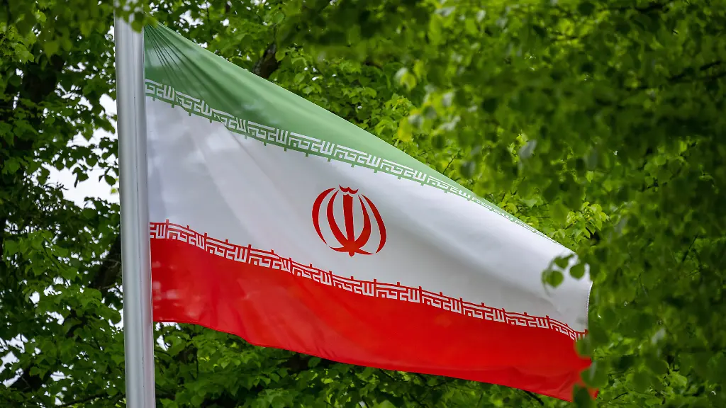 Die-Flagge-der-Islamischen-Republik-Iran-weht-im-Wind-vor-der-Botschaft-des-Staates-an-der-Podbielskiallee