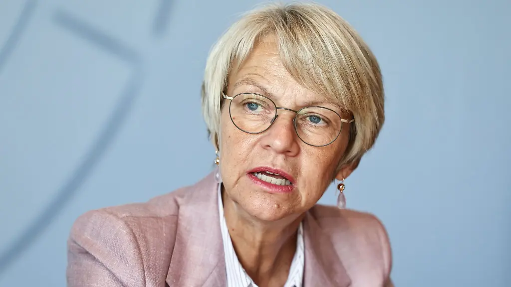 Nordrhein-Westfalens-Schulministerin-Dorothee-Feller-CDU-will-mehr-Alltagswissen-in-die-Klassenzimmer-bringen
