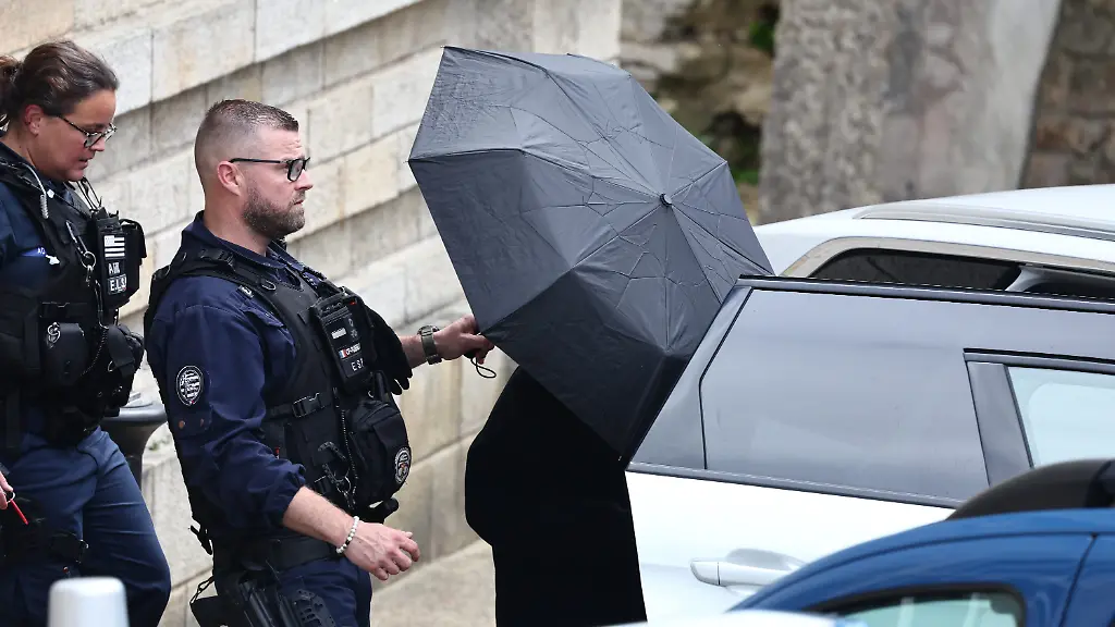 PHOTOPQR-LE-TELEGRAMME-Lionel-Le-Saux-VANNES-28-05-2025-VANNES-56-depart-du-tribunal-correctionnel-de-Vannes-de-Joel-Le-Scouarnec-ex-chirurgien-condamne-a-vingt-ans-de-reclusion-dont-deux-tiers-de-peine-de-surete-pour-viols-et-agressions-sexuelles-Surgeon-Joel-Le-Scouarnec-s-trial-in-Vannes-northwestern-France-on-May-28-2025