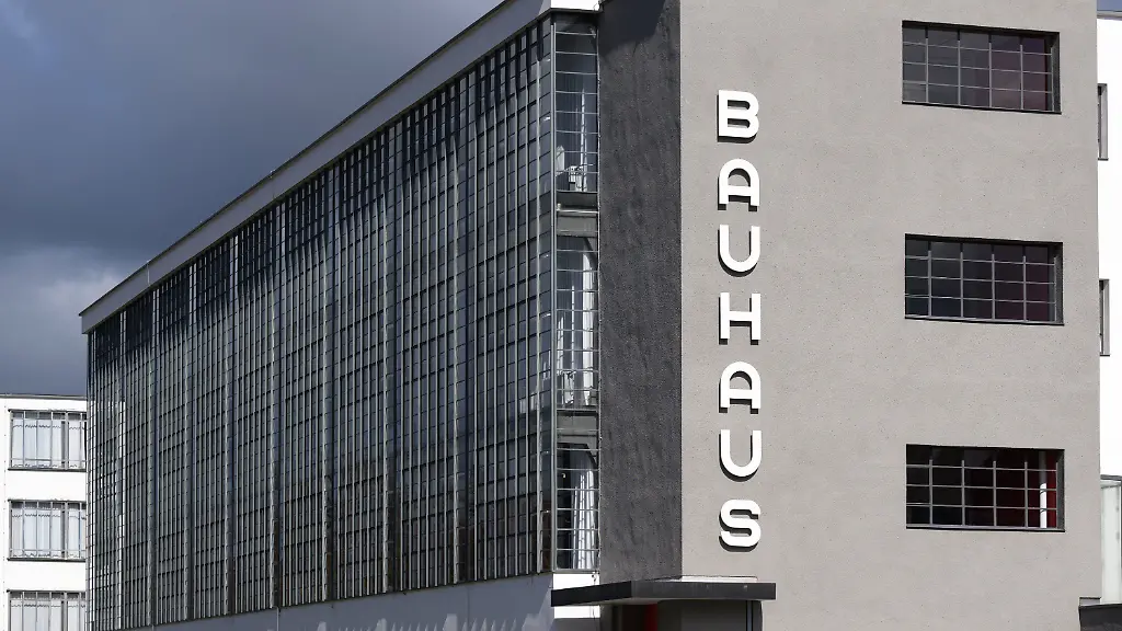 ARCHIV-26-03-2026-Sachsen-Anhalt-Dessau-Rosslau-Blick-auf-das-Bauhausgebaeude-in-Dessau-Rosslau