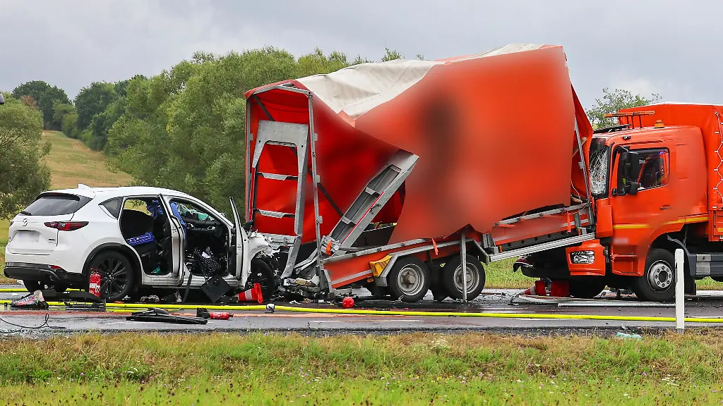 Das-Auto-stiess-gegen-den-Anhaenger-der-dann-auf-den-Lastwagen-aufgeschoben-wurde
