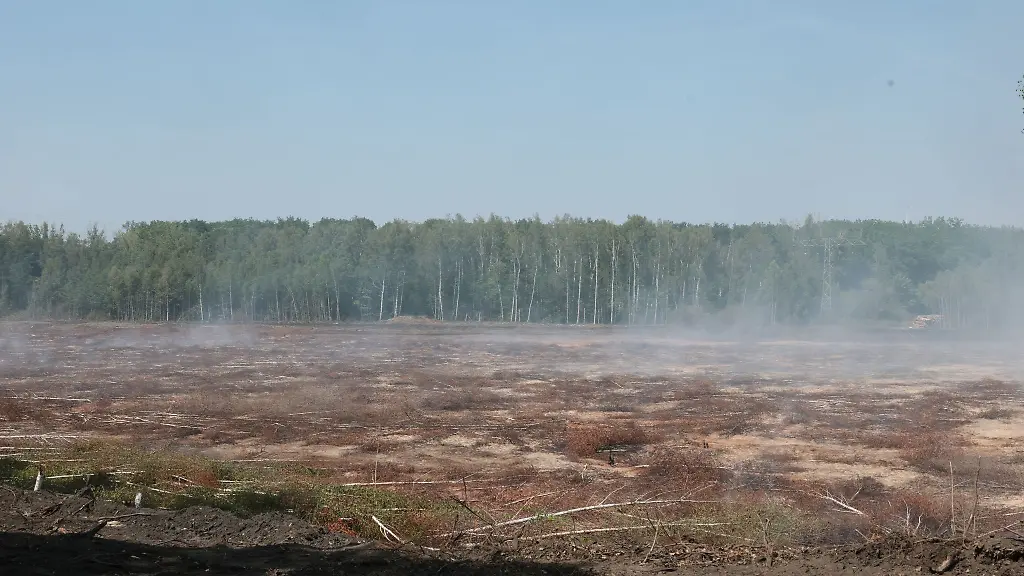 Seit-Ende-Juni-schwelt-der-Brand-unterirdisch-in-dem-Kohle-Restloch-bei-Meuselwitz