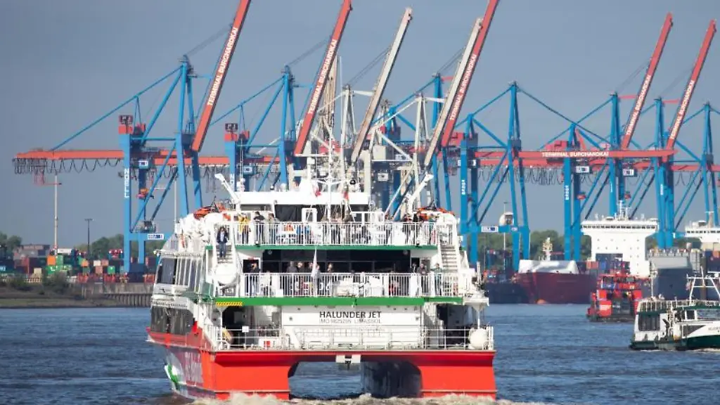 Die-High-Speed-Faehre-Halunder-Jet-legt-von-den-Landungsbruecken-zu-einer-Fahrt-nach-Helgoland-ab