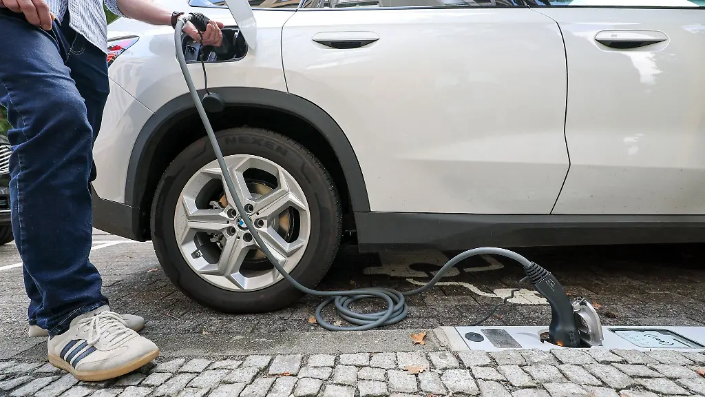 Pilotprojekt-E-Autos-an-der-Bordsteinkante-in-Leipzig-laden