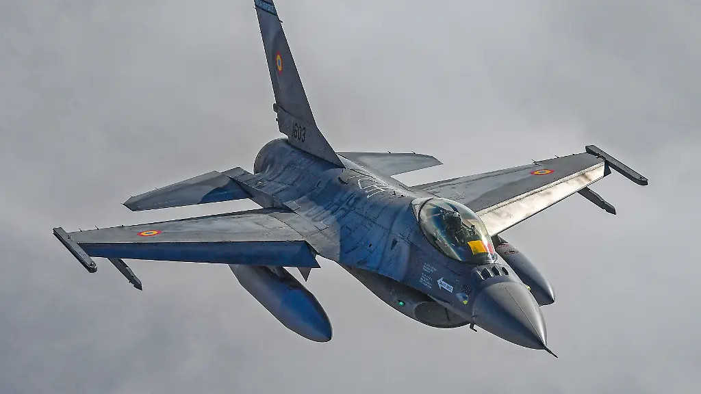 By-the-summer-Ukrainian-pilots-will-begin-flight-training-on-the-Lockheed-Martin-F16-In-the-photo-a-Romanian-Air-Force-F16-assigned-to-the-53rd-Fighter-Squadron-Warhawks-Baza-86-AerianAe-on-patrol-on-the-eastern-flank-of-NATO-By-the-summer-Ukrainian-pilots-will-begin-flight-training-on-the-Lockheed-Martin-F16