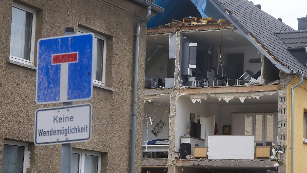 Das-ging-fuenf-Minuten-ungefaehr-dann-ist-hier-der-ganze-Schutt-durch-die-Gegend-geflogen-sagt-ein-Anwohner