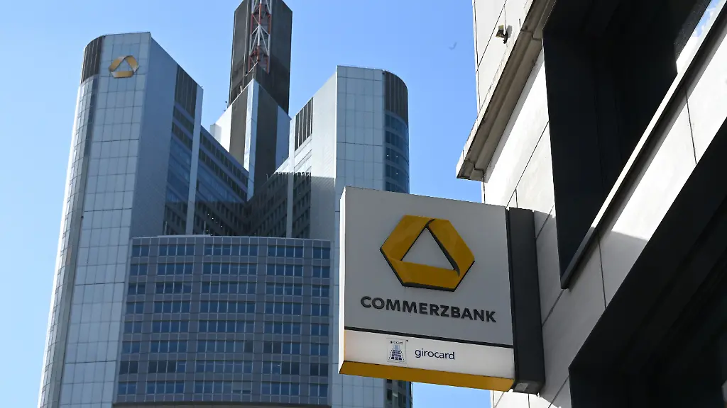 Ein-Logo-ist-an-der-Fassade-einer-Filiale-der-Commerzbank-angebracht-Die-italienische-Grossbank-Unicredit-will-die-Commerzbank-kaufen