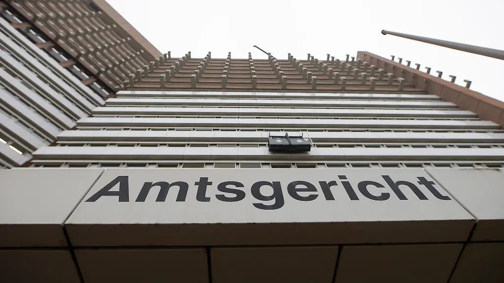 Vor-dem-Amtsgericht-Koeln-hat-ein-Parfuemdieb-Korruptionsvorwuerfe-gegen-JVA-Bedienstete-erhoben-Archivbild