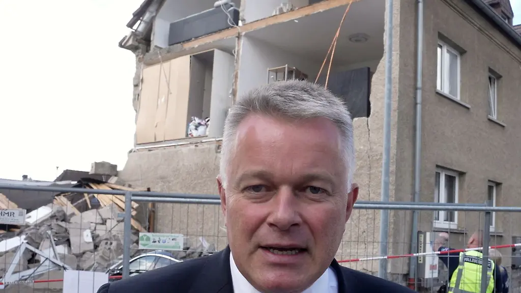 Schnieder-macht-sich-ein-Bild-vor-Ort