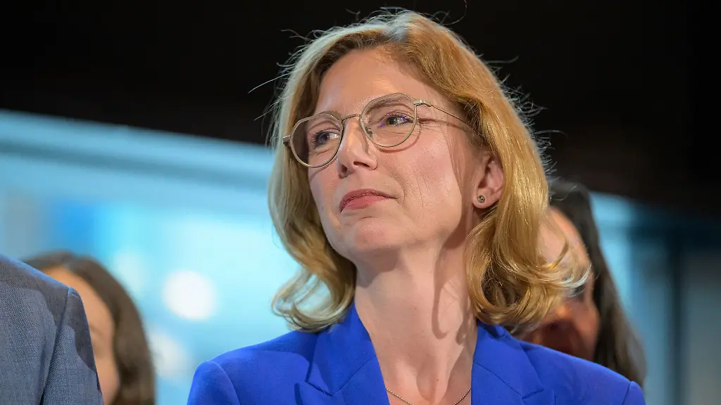 Die-jetzt-zustaendige-Sozialministerin-Sabine-Baetzing-Lichtenthaeler-SPD-hat-die-Umfrage-zur-Zukunft-der-Landepflegekammer-auf-den-Weg-gebracht
