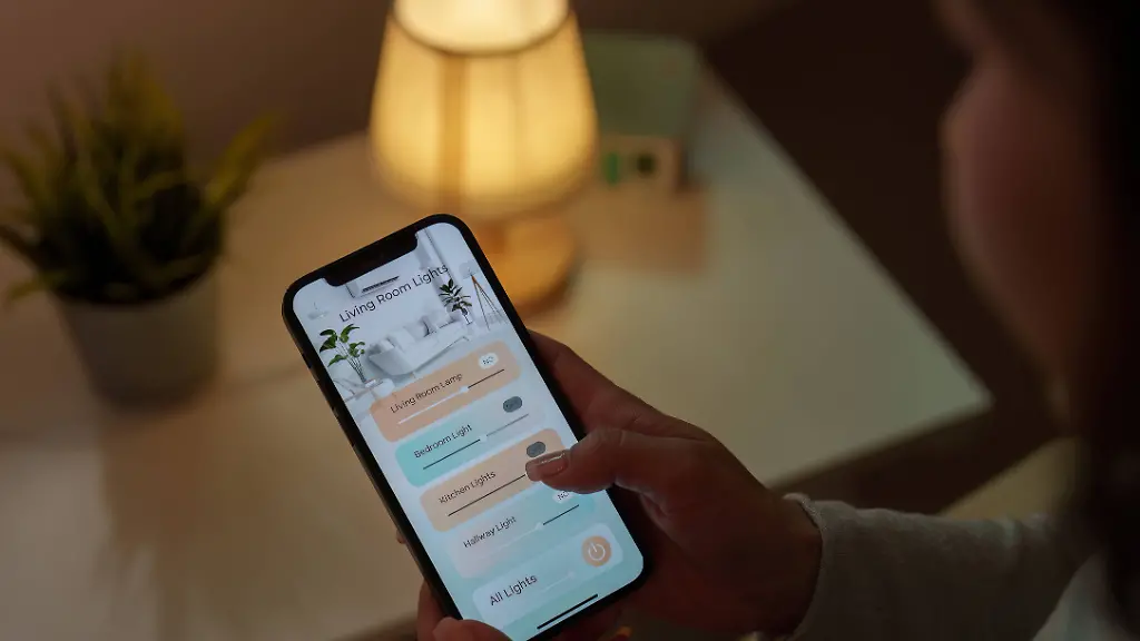 Smarte-LED-Birnen-wie-die-von-Tink-Basics-lassen-sich-bequem-per-App-steuern