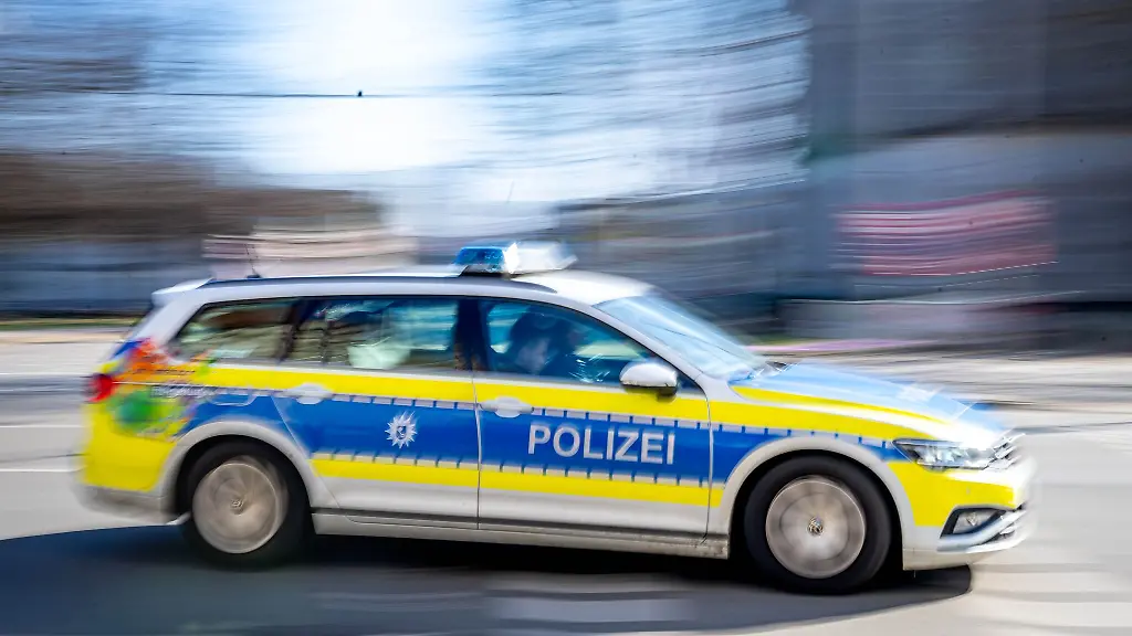 Ein-Mann-erklaerte-der-Polizei-sein-Auto-sei-auf-einem-Parkplatz-beschaedigt-worden-die-Beamten-hakten-nach