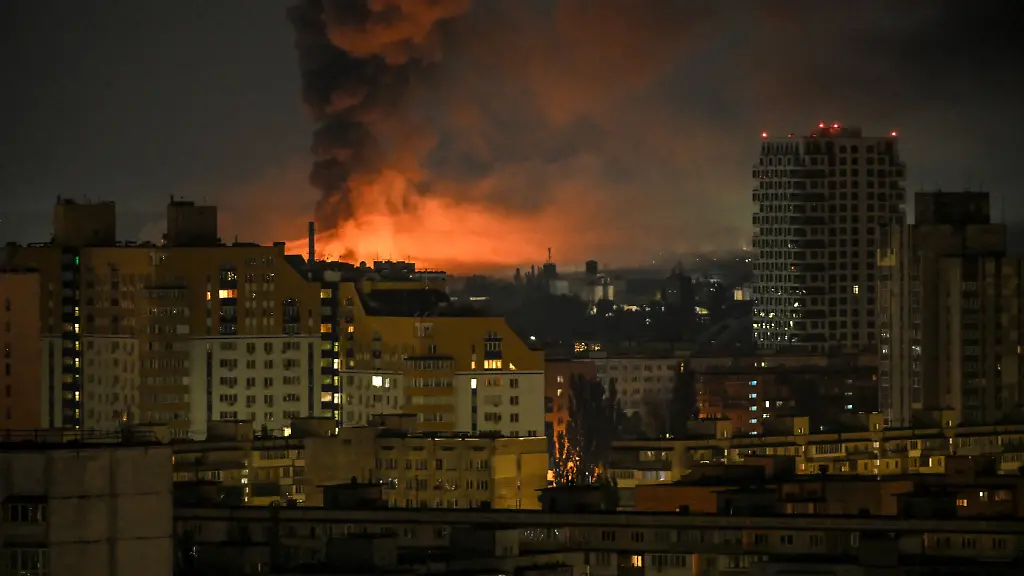 Russian-Troops-Strike-Kyiv-With-Ballistic-Missiles-Again-Ukraine-A-plume-of-thick-black-smoke-rises-from-a-fire-caused-by-the-impact-of-an-overnight-Russian-missile-attack-Kyiv-Ukraine-August-1-2026-Photo-by-Yevhen-Kotenko-Ukrinform-ABACAPRESS